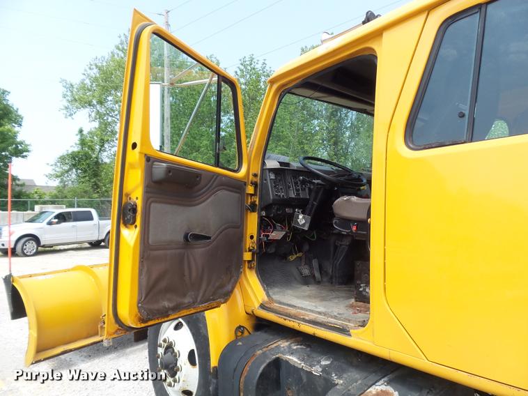 image for item K7640 2002 International 4900 Crew Cab dump truck
