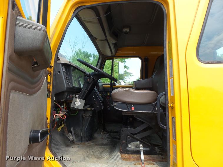 image for item K7640 2002 International 4900 Crew Cab dump truck