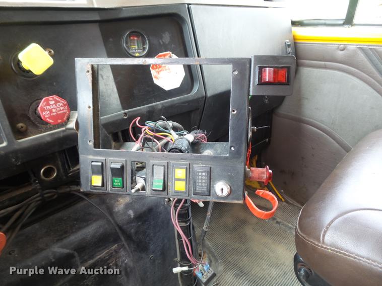 image for item K7640 2002 International 4900 Crew Cab dump truck