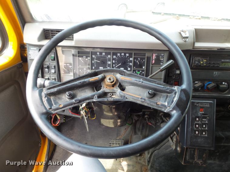 image for item K7640 2002 International 4900 Crew Cab dump truck