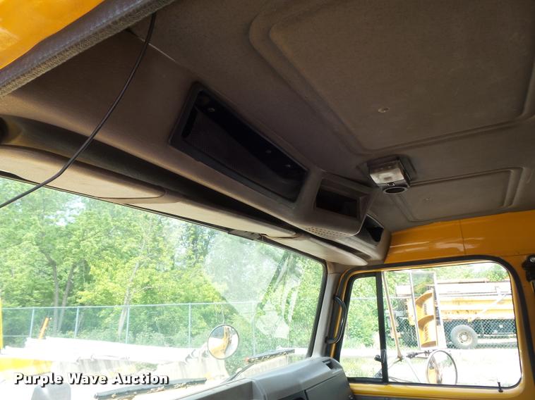 image for item K7640 2002 International 4900 Crew Cab dump truck