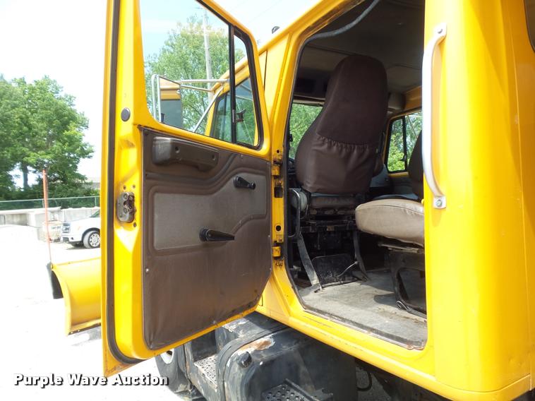 image for item K7640 2002 International 4900 Crew Cab dump truck