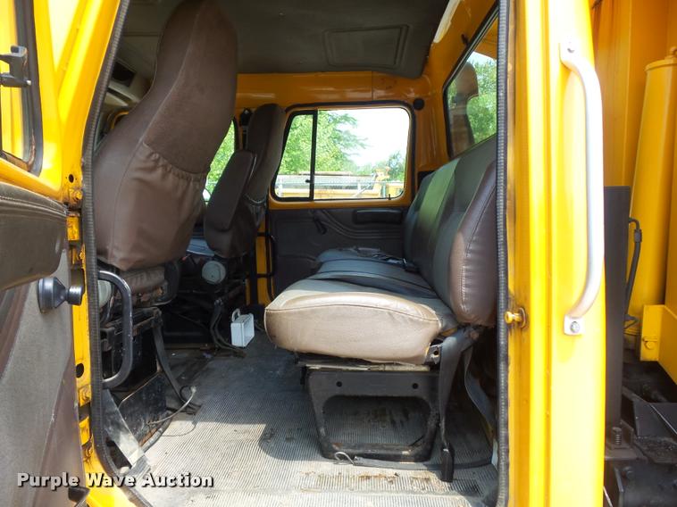 image for item K7640 2002 International 4900 Crew Cab dump truck