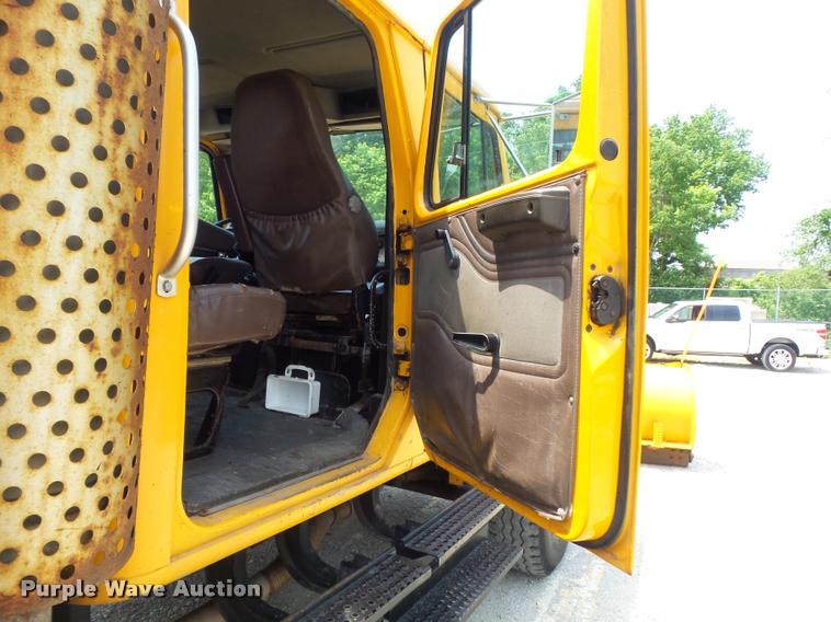 image for item K7640 2002 International 4900 Crew Cab dump truck