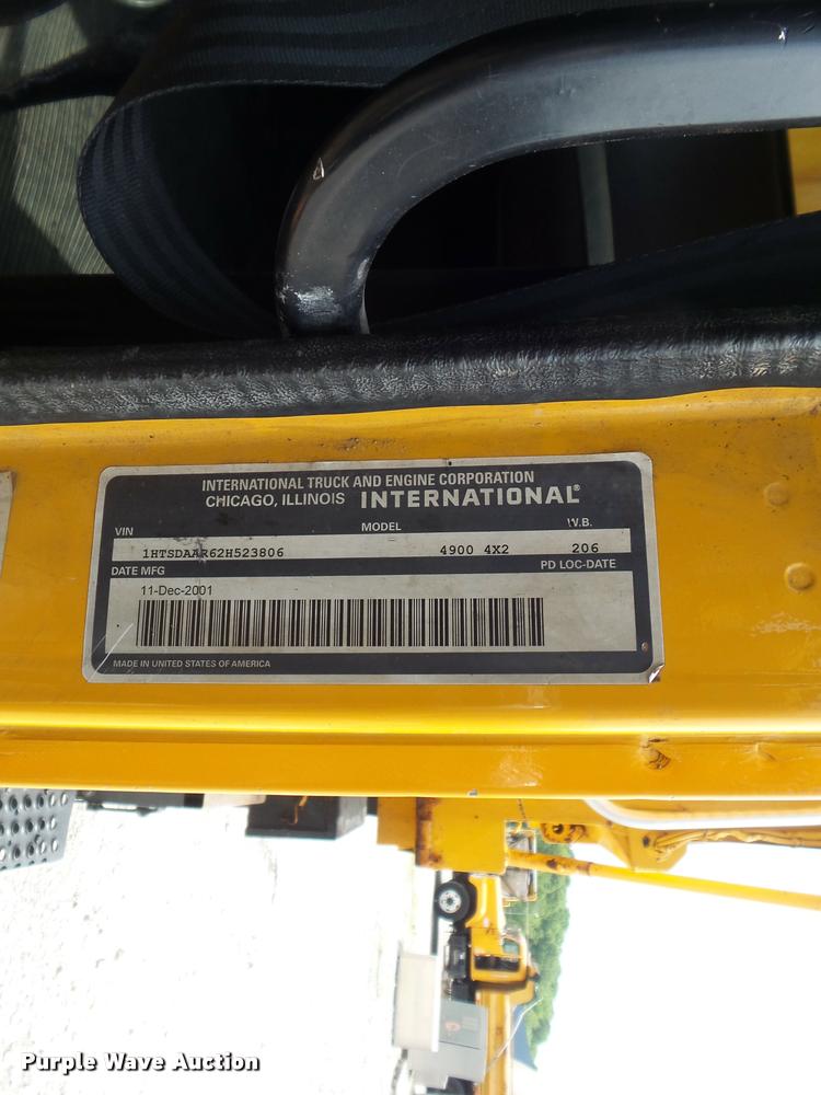 image for item K7640 2002 International 4900 Crew Cab dump truck