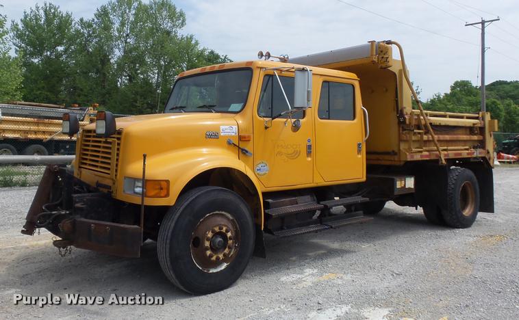 image for item K7641 2000 International 4900 Crew Cab dump truck