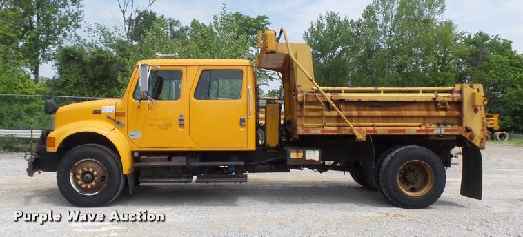 image for item K7641 2000 International 4900 Crew Cab dump truck