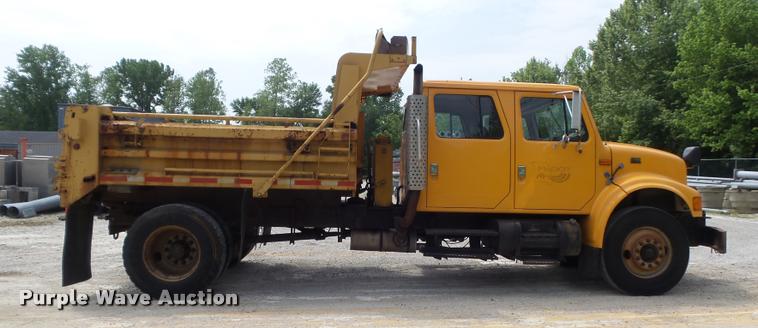 image for item K7641 2000 International 4900 Crew Cab dump truck