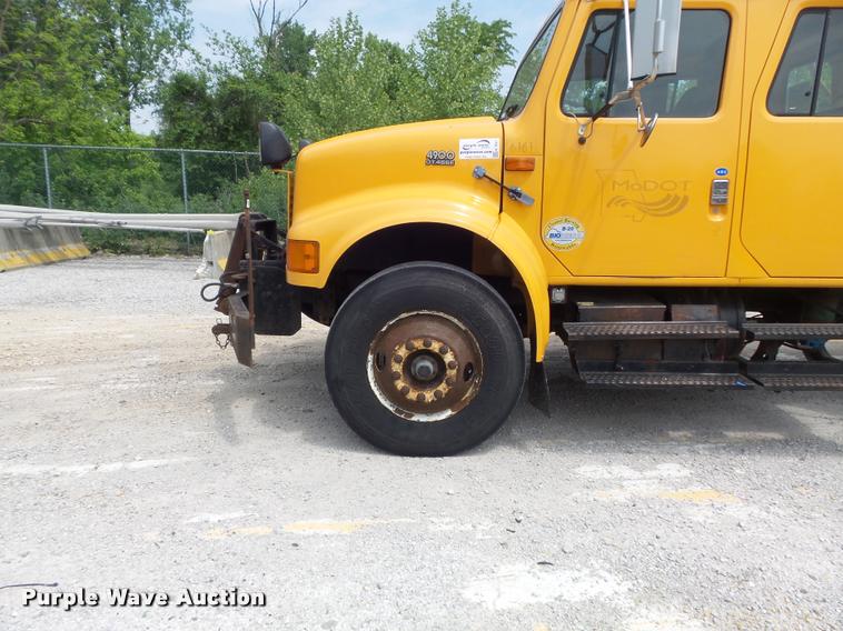 image for item K7641 2000 International 4900 Crew Cab dump truck