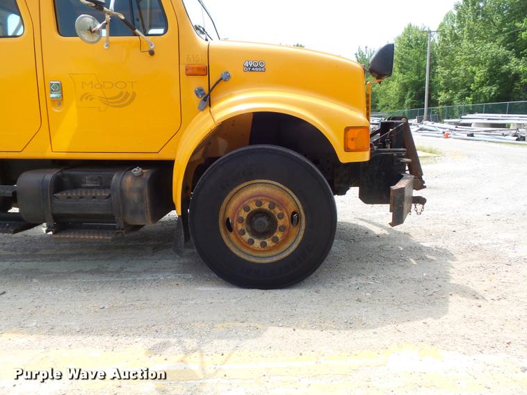 image for item K7641 2000 International 4900 Crew Cab dump truck