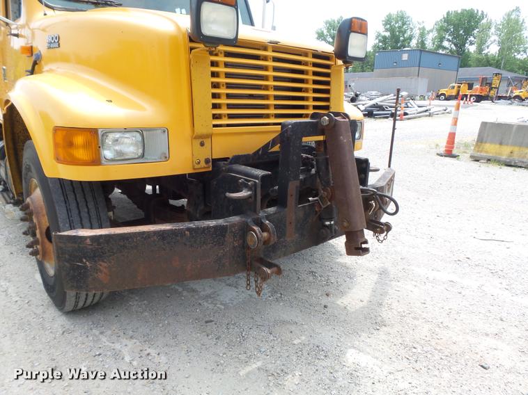 image for item K7641 2000 International 4900 Crew Cab dump truck