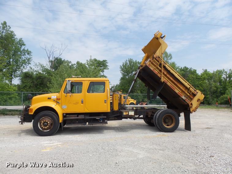 image for item K7641 2000 International 4900 Crew Cab dump truck