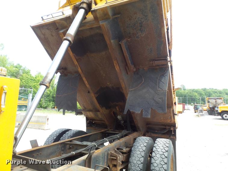 image for item K7641 2000 International 4900 Crew Cab dump truck