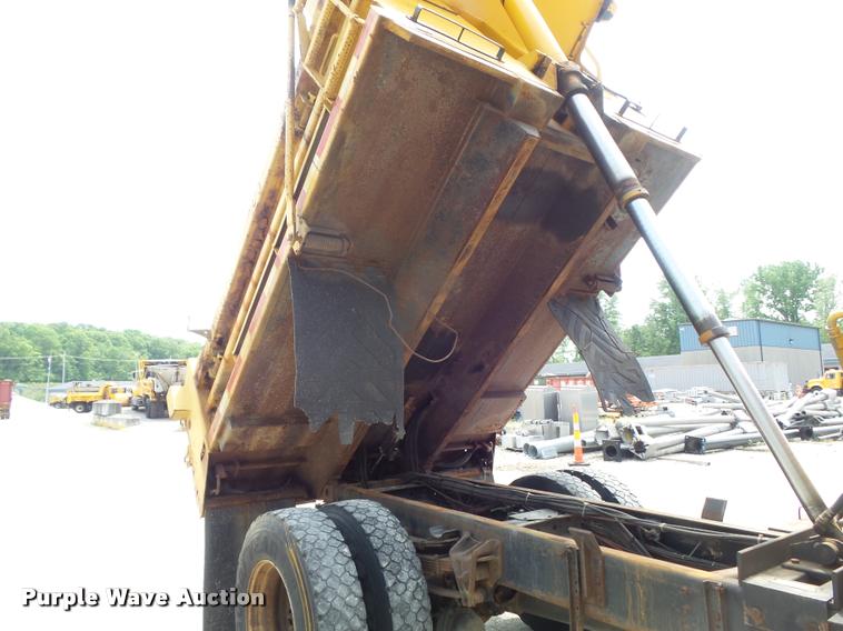 image for item K7641 2000 International 4900 Crew Cab dump truck