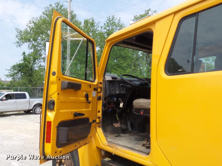 image for item K7641 2000 International 4900 Crew Cab dump truck