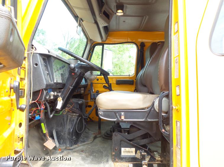 image for item K7641 2000 International 4900 Crew Cab dump truck