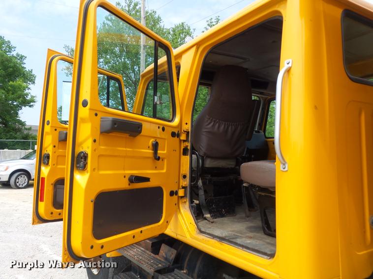 image for item K7641 2000 International 4900 Crew Cab dump truck