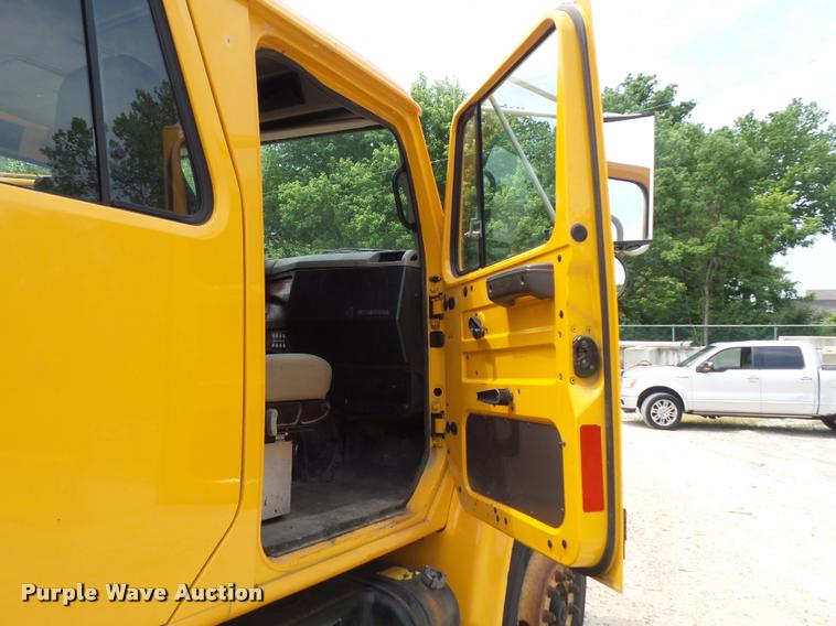 image for item K7641 2000 International 4900 Crew Cab dump truck