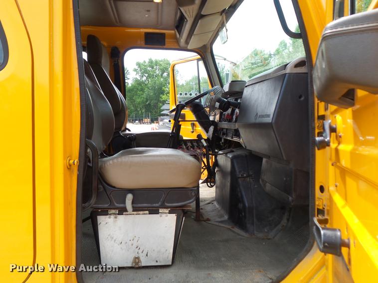 image for item K7641 2000 International 4900 Crew Cab dump truck