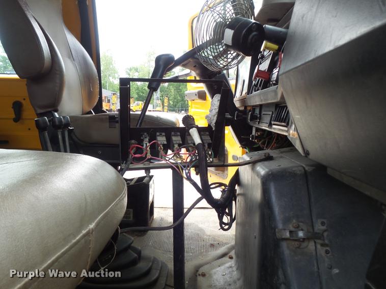 image for item K7641 2000 International 4900 Crew Cab dump truck