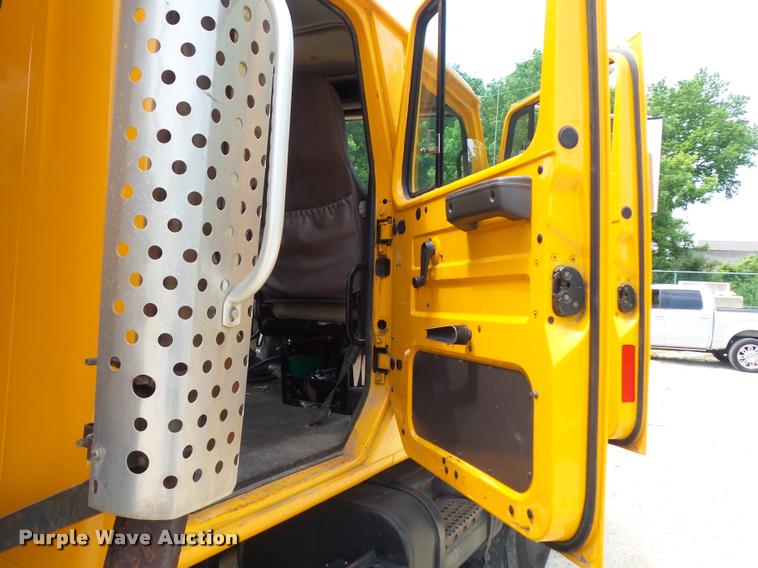 image for item K7641 2000 International 4900 Crew Cab dump truck