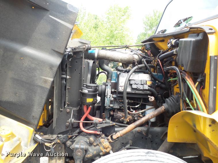 image for item K7641 2000 International 4900 Crew Cab dump truck