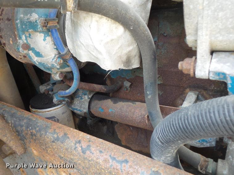 image for item K7641 2000 International 4900 Crew Cab dump truck