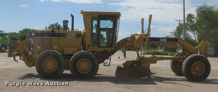 image for item L2333 2001 Caterpillar 140H motor grader