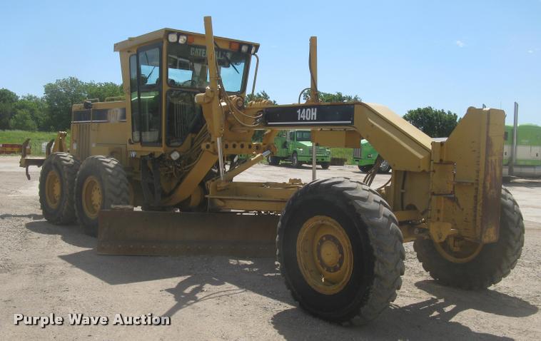 image for item L2333 2001 Caterpillar 140H motor grader