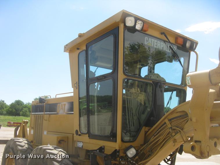 image for item L2333 2001 Caterpillar 140H motor grader