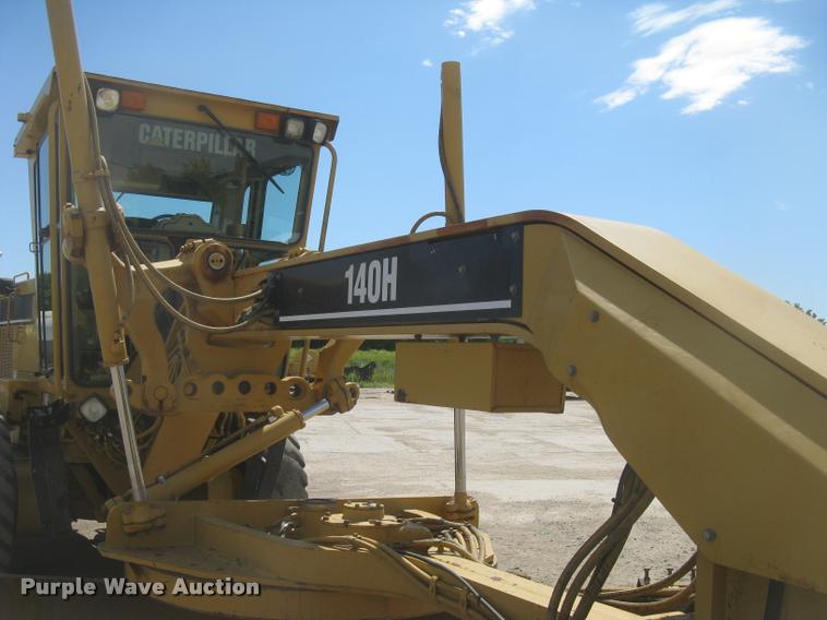 image for item L2333 2001 Caterpillar 140H motor grader
