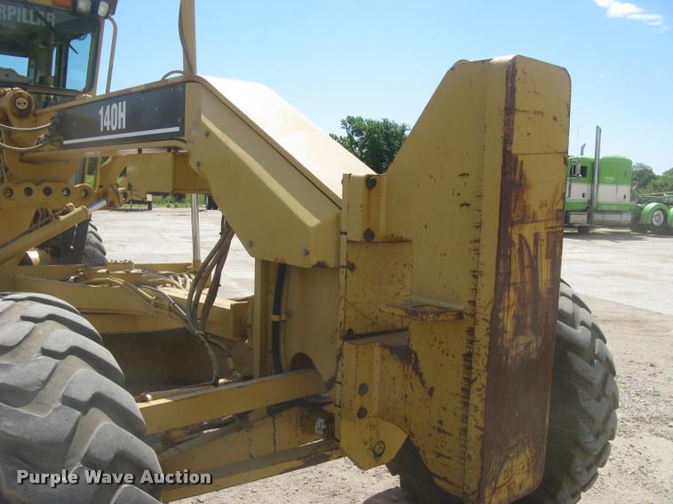image for item L2333 2001 Caterpillar 140H motor grader