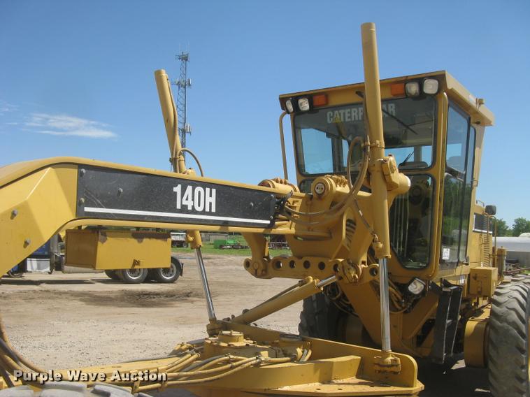 image for item L2333 2001 Caterpillar 140H motor grader