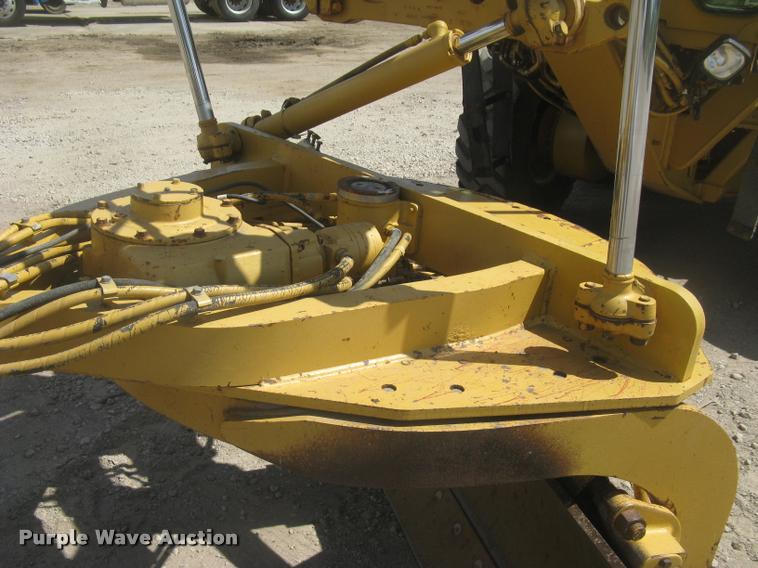 image for item L2333 2001 Caterpillar 140H motor grader