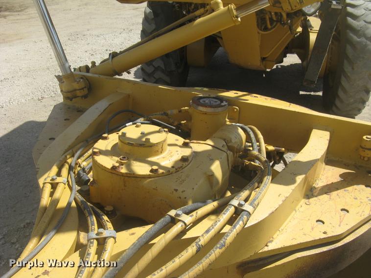 image for item L2333 2001 Caterpillar 140H motor grader