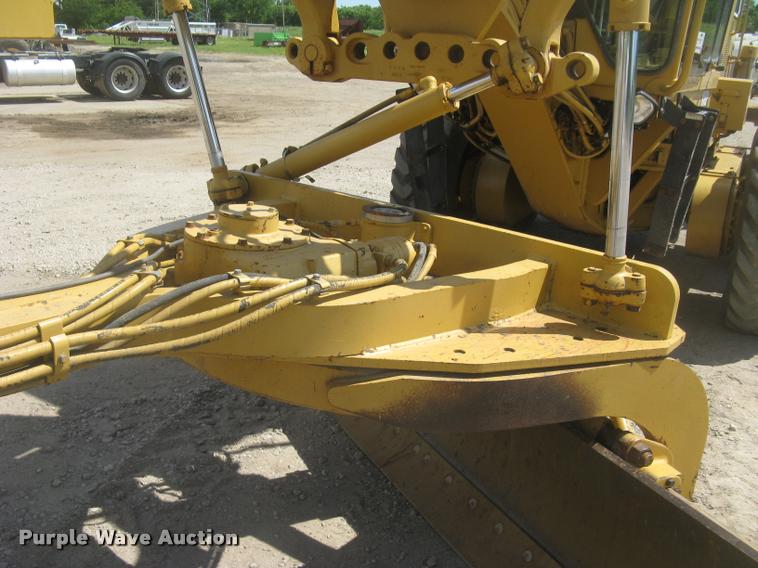 image for item L2333 2001 Caterpillar 140H motor grader