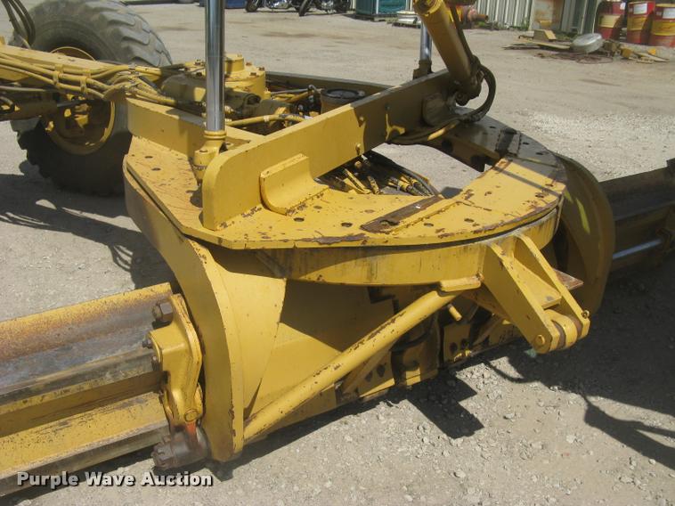 image for item L2333 2001 Caterpillar 140H motor grader