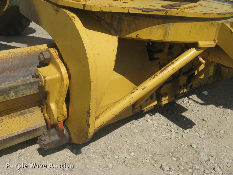 image for item L2333 2001 Caterpillar 140H motor grader