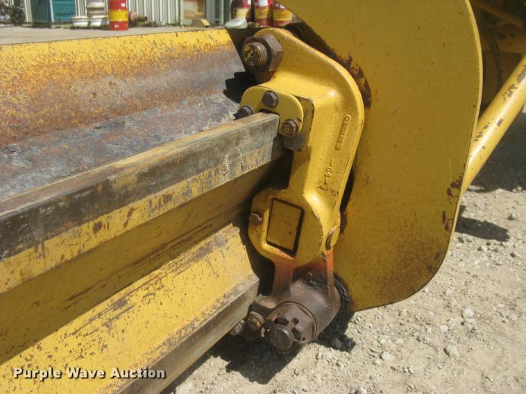 image for item L2333 2001 Caterpillar 140H motor grader