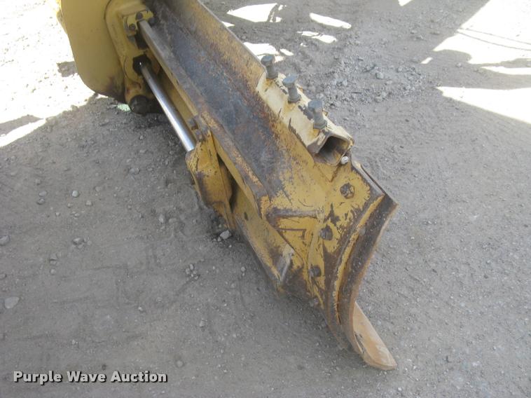 image for item L2333 2001 Caterpillar 140H motor grader