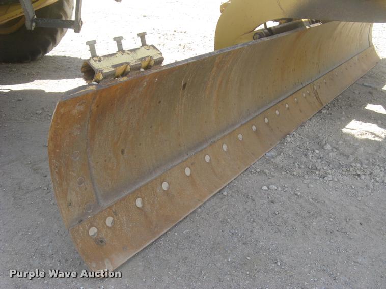 image for item L2333 2001 Caterpillar 140H motor grader