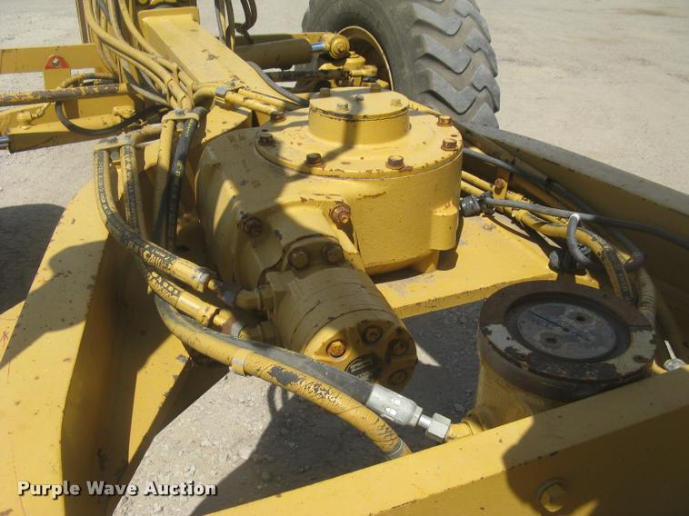 image for item L2333 2001 Caterpillar 140H motor grader