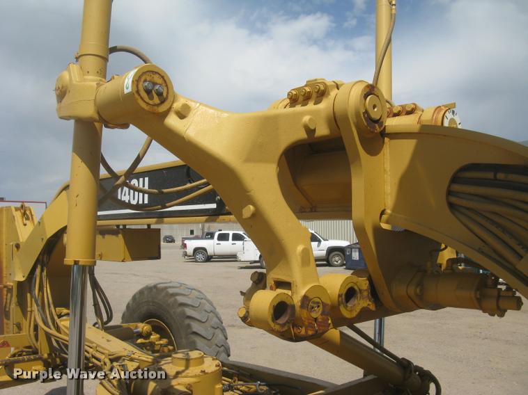 image for item L2333 2001 Caterpillar 140H motor grader