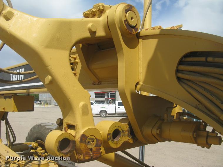 image for item L2333 2001 Caterpillar 140H motor grader