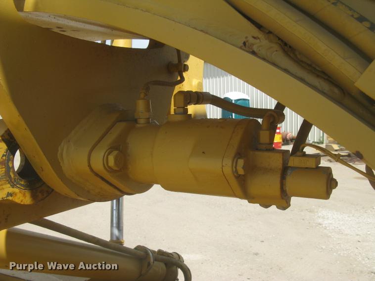 image for item L2333 2001 Caterpillar 140H motor grader