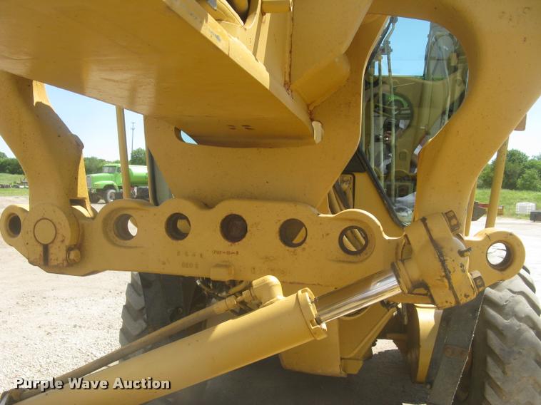image for item L2333 2001 Caterpillar 140H motor grader