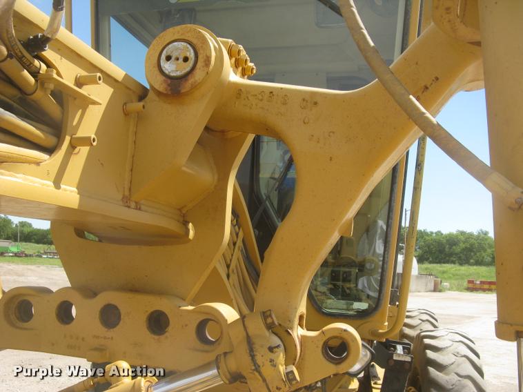image for item L2333 2001 Caterpillar 140H motor grader