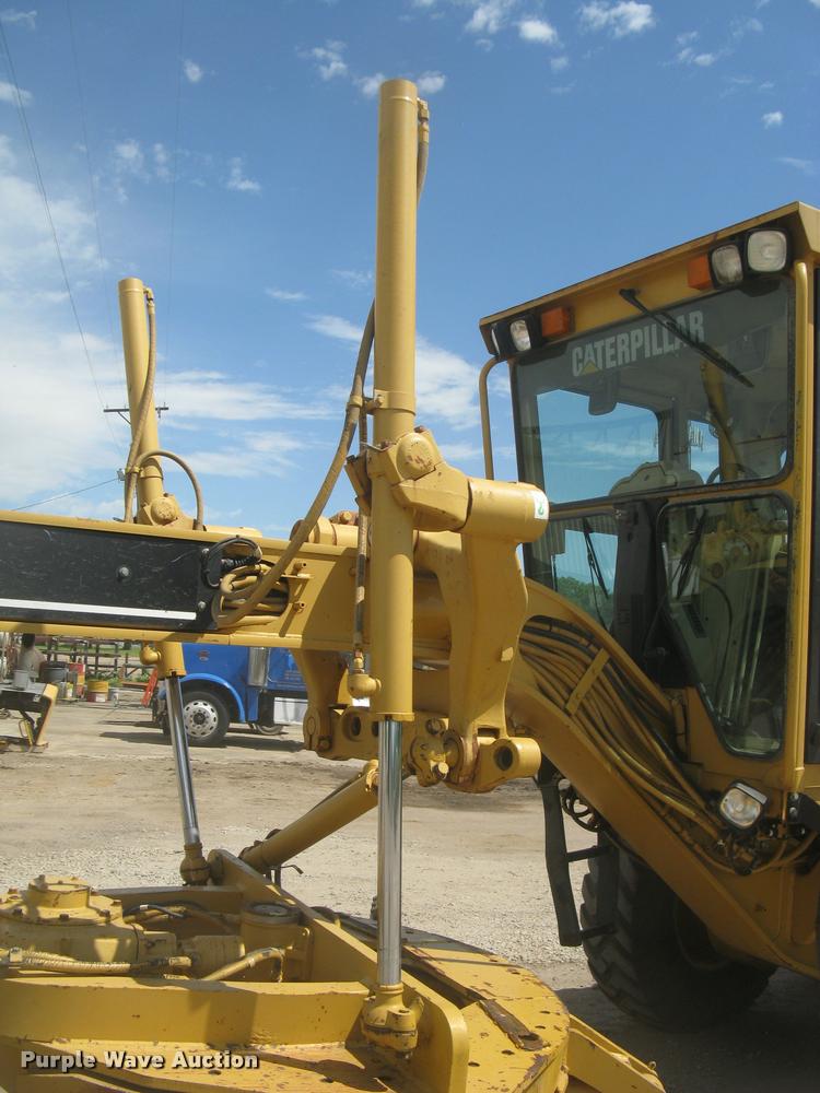 image for item L2333 2001 Caterpillar 140H motor grader