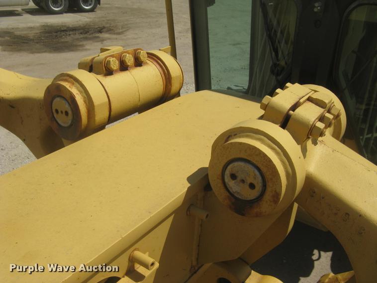 image for item L2333 2001 Caterpillar 140H motor grader