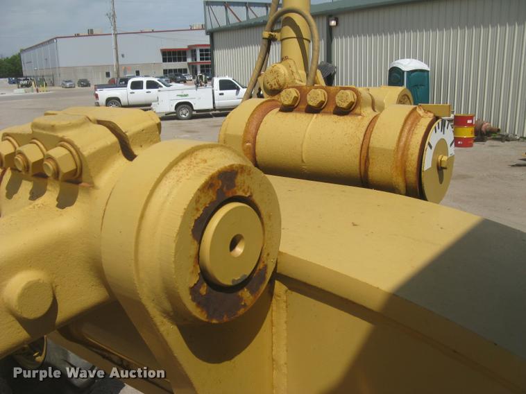 image for item L2333 2001 Caterpillar 140H motor grader